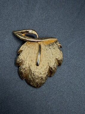 Star Signed Vintage Polished & Textured Gold Tone Metal Leaf Brooch Pin Jewelry